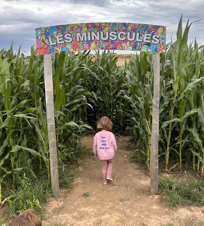Enfants jouant dans un labyrinthe de maïs à Wissant